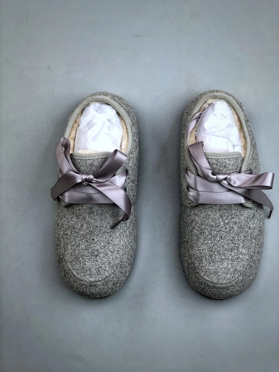Local self-pickup 💰520 supports store release. The best-selling model on the entire network at the end of the year, UGG Mary Jane Mule slippers, 1.5CM thin sole, women's model, Xiaohongshu hot model, produced by a major foreign trade factory in Guangzhou, from toe to insole, real sheep fur, independent outer box packaging, craftsmanship, different from any version on the market, 1.5Ccm thin sole, independent original development of outsole, cashmere insole, keeping warm in winter, going out, and a very suitable choice for home use. This year uug launches a style series Partly catered to the preferences of young consumers, it has also moved to the forefront of fashion trends. Shoe body material: suede upper, 17mm UGGPURE™ implanted wool insole, lightweight non-slip and comfortable rubber outsole, with brand LOGO and trademark, with full packaging Size: 35-40
